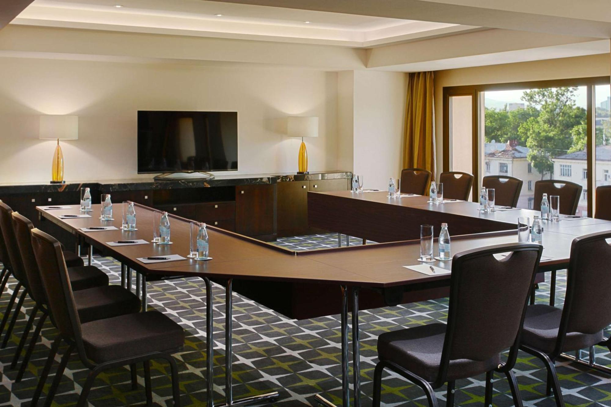 Hilton Doesjanbe Buitenkant foto
