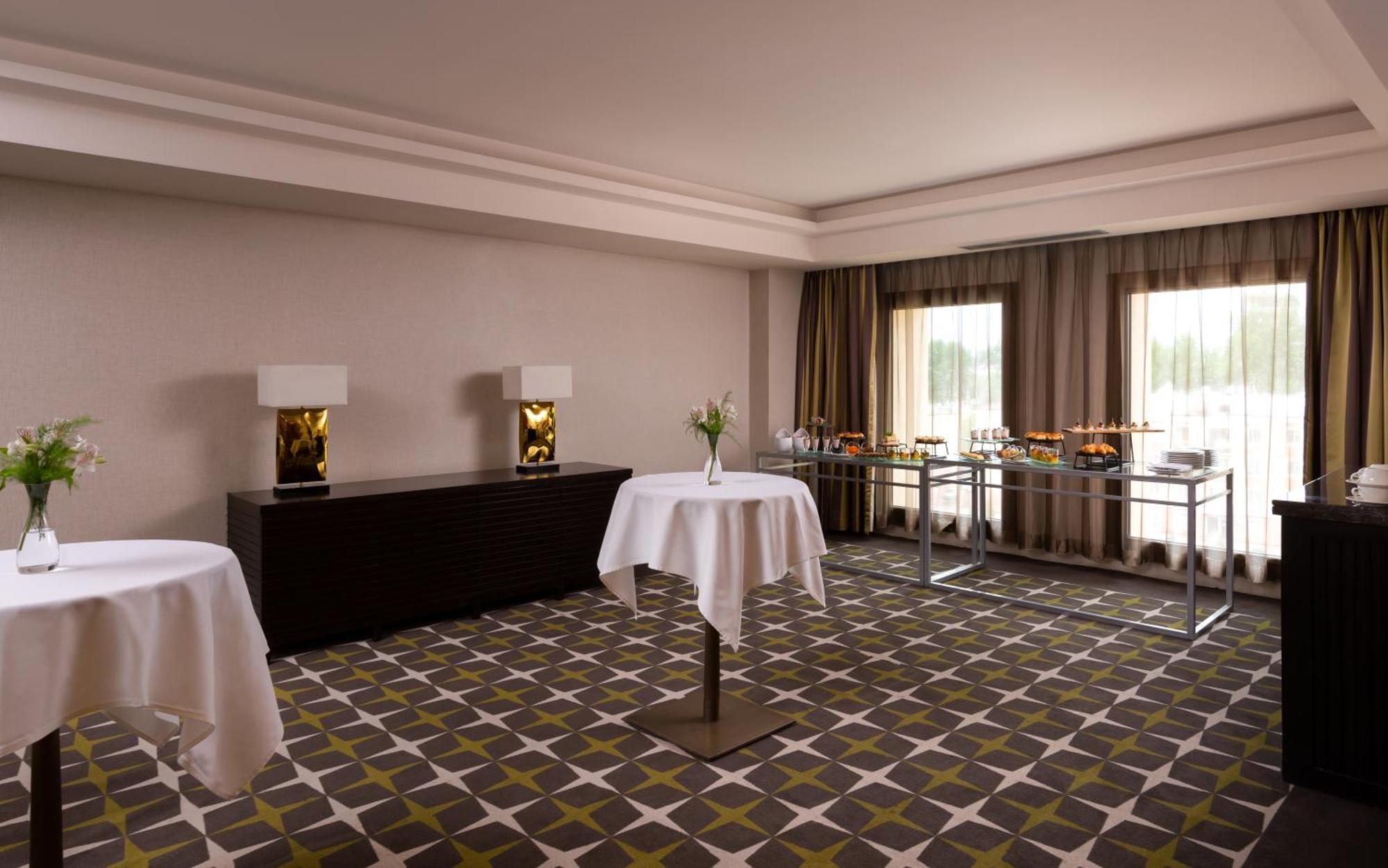 Hilton Doesjanbe Buitenkant foto